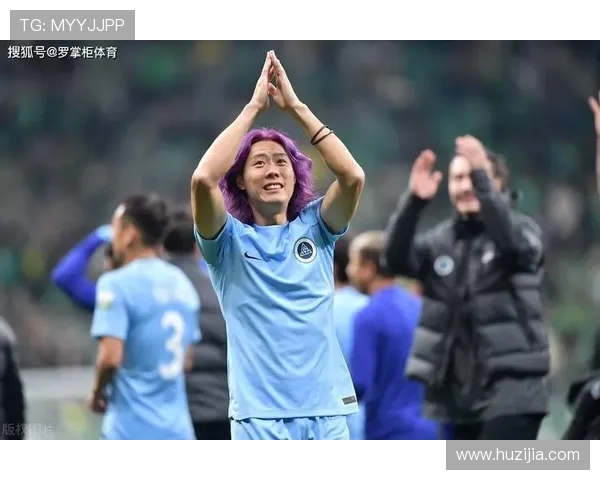 小法激情庆祝战胜尤文冲入球员堆向球迷挥出农夫三拳点燃全场热血 小法激情庆祝战胜尤文冲入球员堆向球迷挥出农夫三拳点燃全场热血